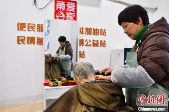 胡玉斐(右一)在當?shù)毓嬲久β怠Ａ_夢圓 攝