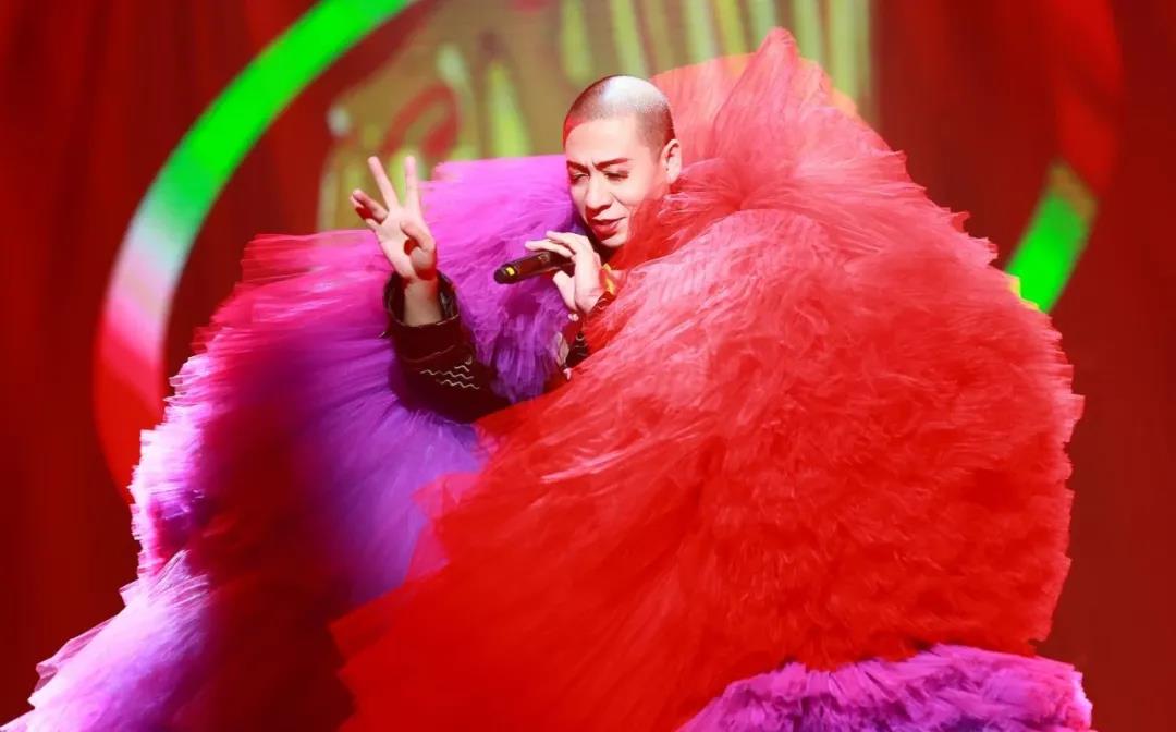 梁龍，在紅塵中滾來滾去
