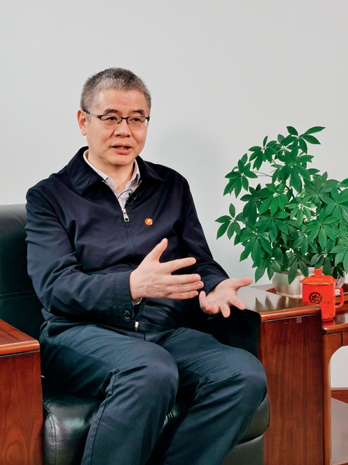 胡偉武：“芯”火相傳，擦干祖國(guó)身上的恥辱