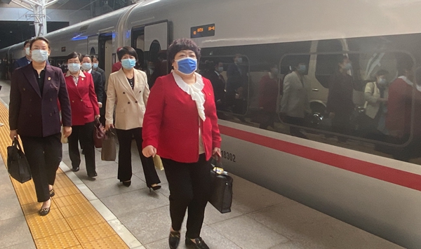 京外二十大代表團陸續(xù)抵京