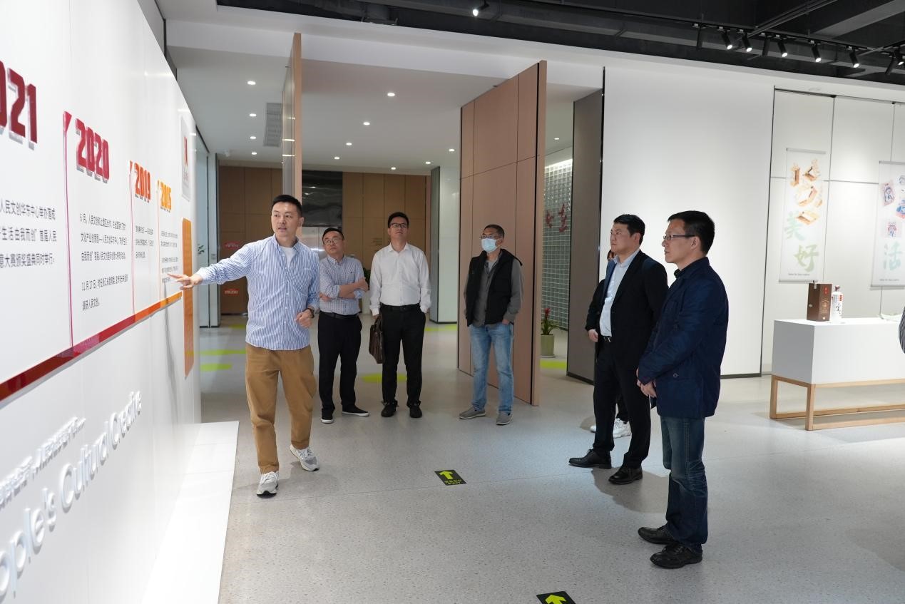 上海交通大學(xué)設(shè)計(jì)學(xué)院一行考察調(diào)研人民文創(chuàng)華東中心