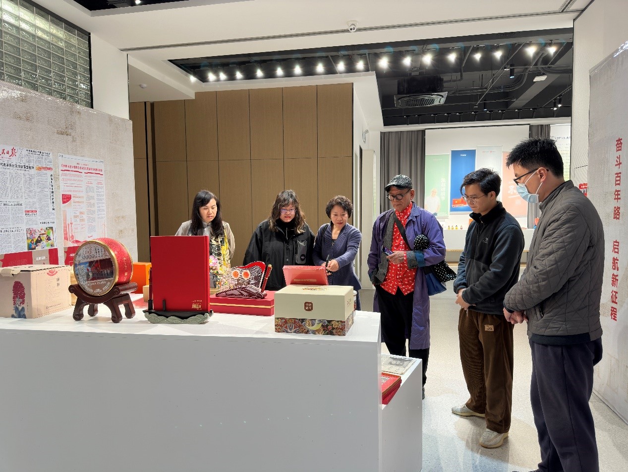 浙大影視與動(dòng)漫游戲研究中心和日本創(chuàng)意設(shè)計(jì)師一行參訪人民文創(chuàng)華東中心