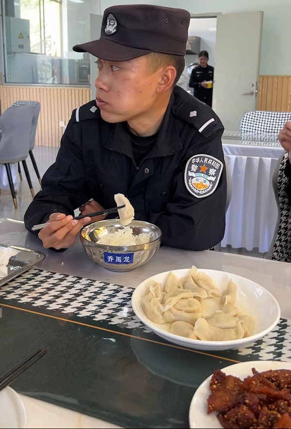這頓飯，戍邊民警只吃了一口就哭了