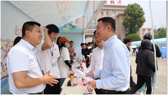 四川傳媒學(xué)院舉辦2024屆畢業(yè)生大型春季校園招聘會暨就業(yè)嘉年華活動