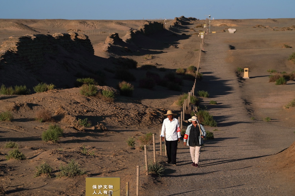 Couple spends 18 years in Gobi Desert to protect Great Wall