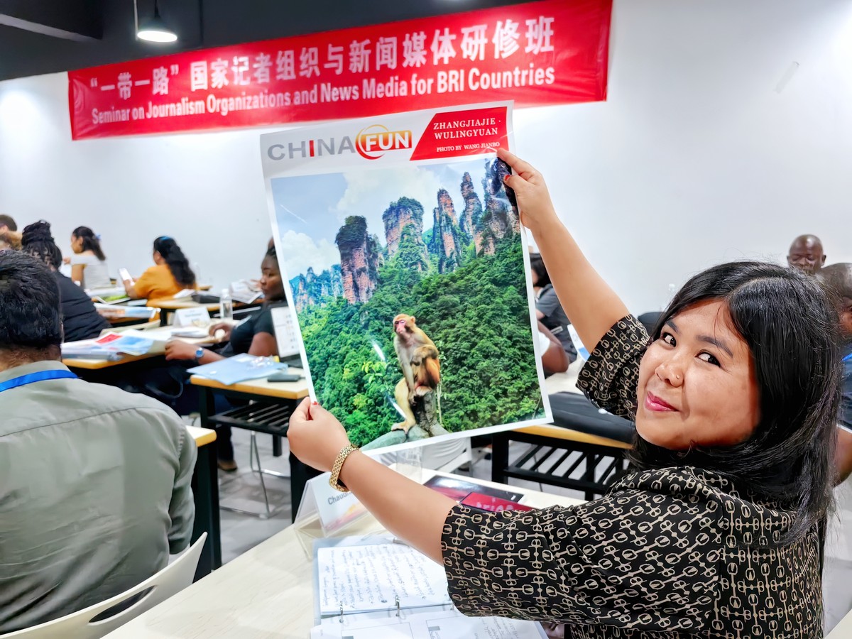 青年攝影師王劍波和“一帶一路”國家記者組織與新聞媒體代表舉行交流活動