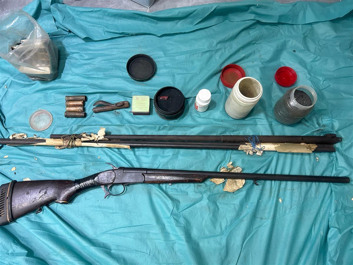 八一建軍節(jié)前，女子將父親生前遺留的物品交到派出所