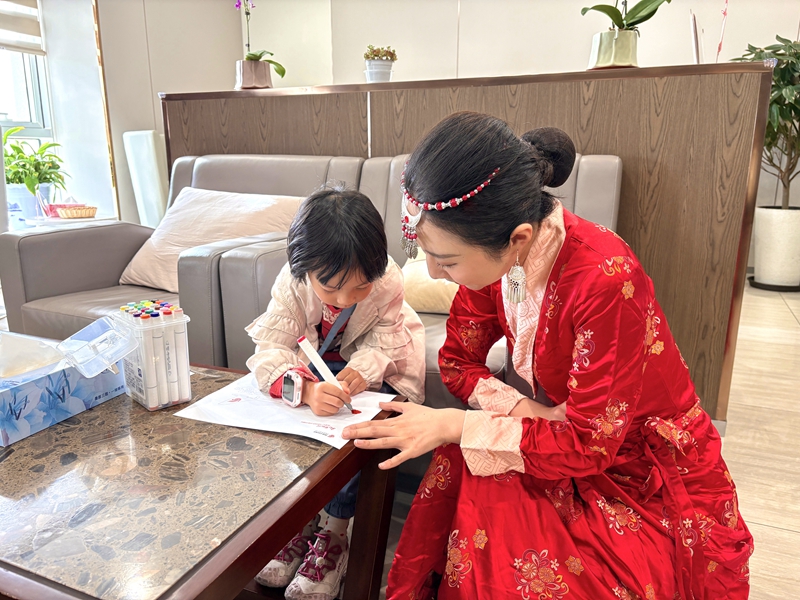 國航開展國慶節(jié)主題特色活動與旅客共同慶祝中華人民共和國成立75周年