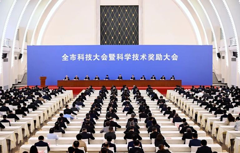 上海市科技大會(huì)暨科學(xué)技術(shù)獎(jiǎng)勵(lì)大會(huì)舉行，陳吉寧為吳光輝、丁健頒發(fā)“上海市科技功臣獎(jiǎng)”